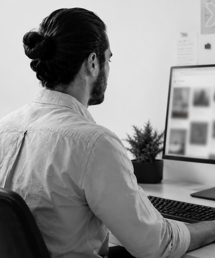 Tristan Wrobel travaillant à son bureau en noir et blanc